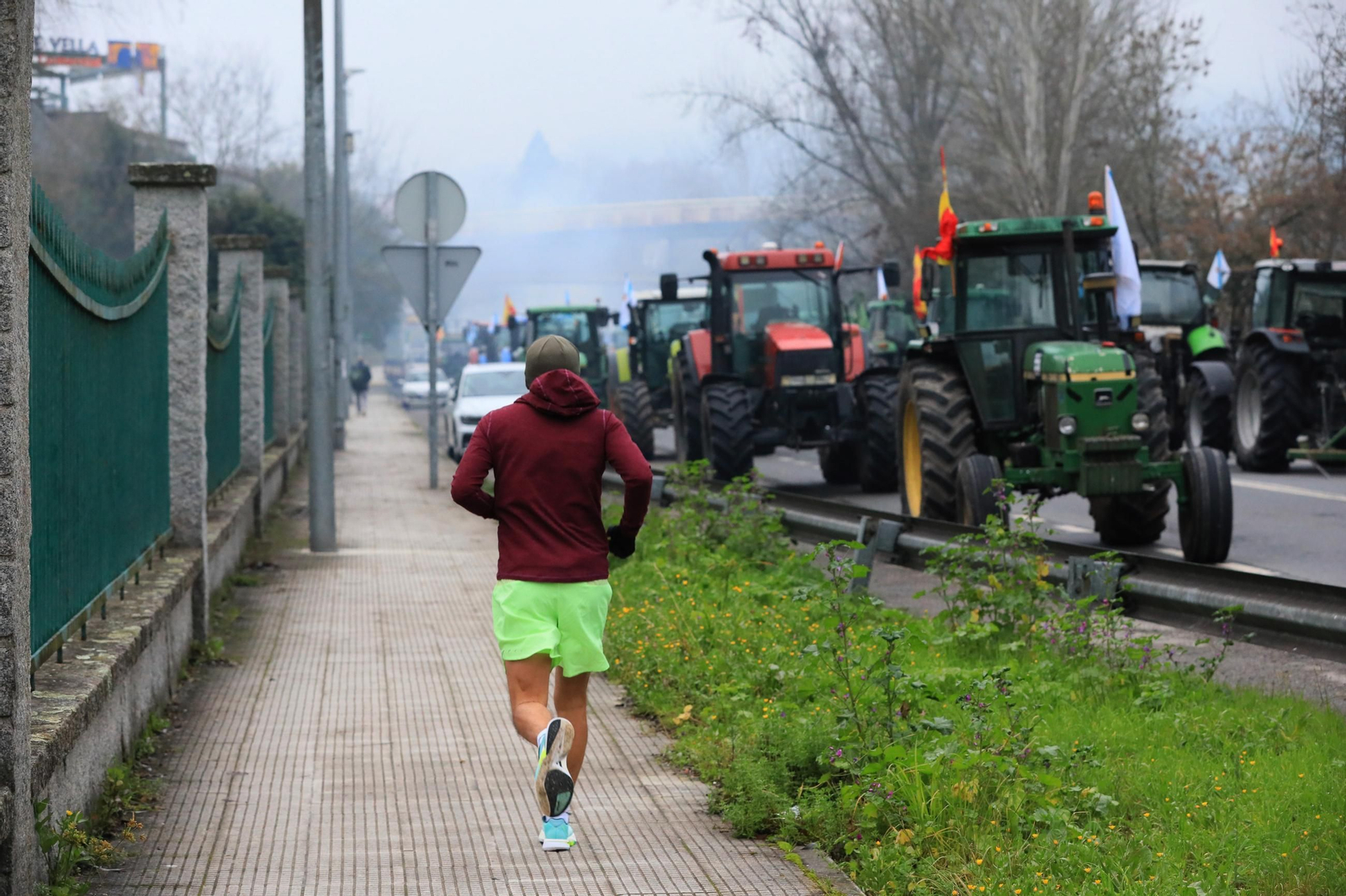 Galería | Largas hileras de tractores bloquean la N-120 en Ourense, en el cuarto fin de semana de protestas
