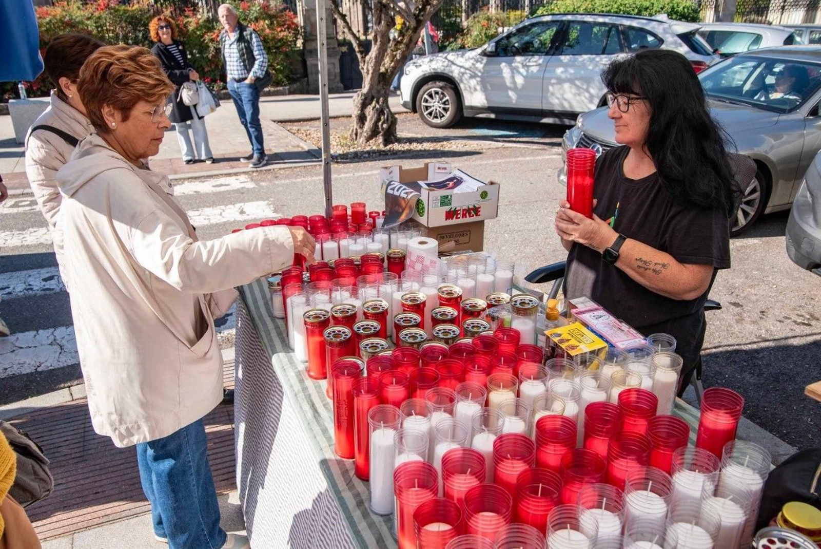 Galería | Los cementerios de Vigo se llenan en el puente de Todos los Santos