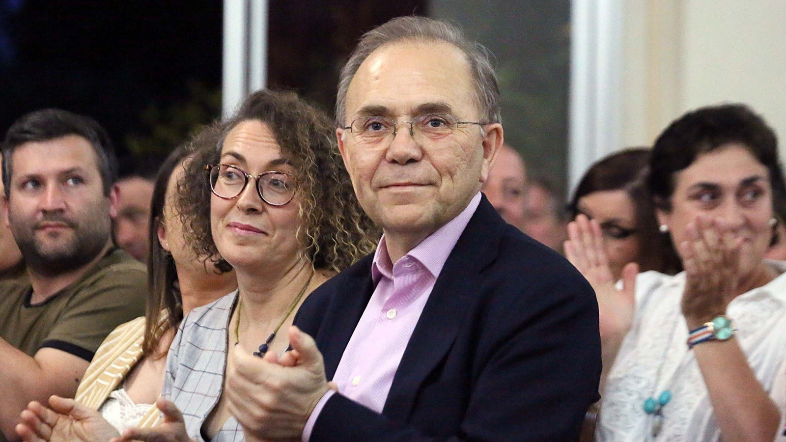 Xosé Represas junto a su sucesora, Cristina F. Davila.