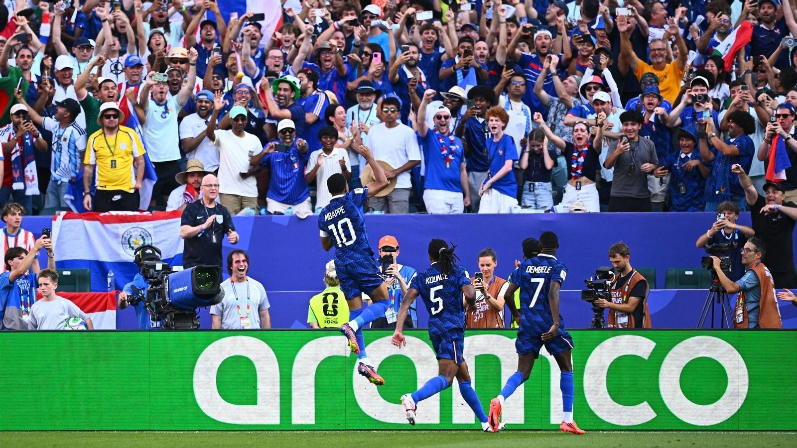 Mbappé celebra la clasificación de Francia.