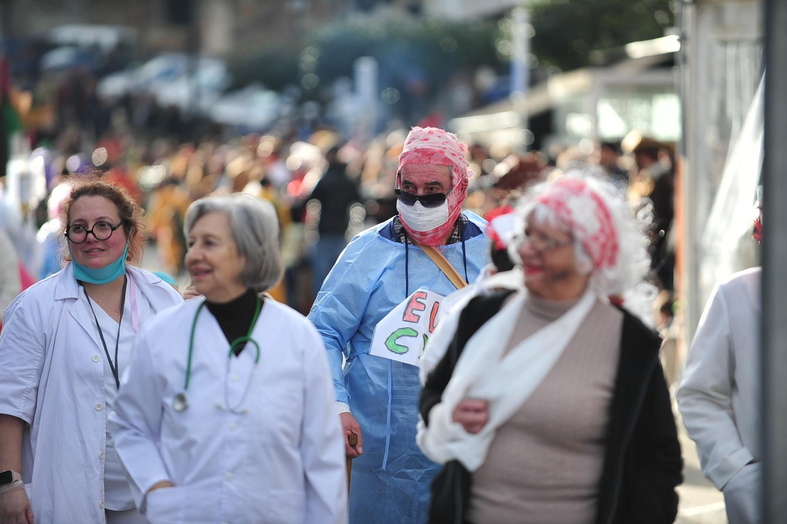 Galería | Color y retranca se pasean por las calles de A Valenzá durante su Martes de Entroido