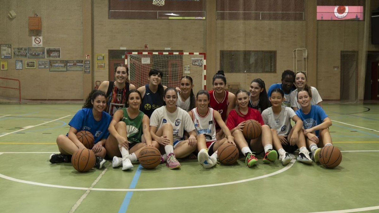 Las integrantes del Carmelitas, sobre la cancha del Polideportivo Vedruna.