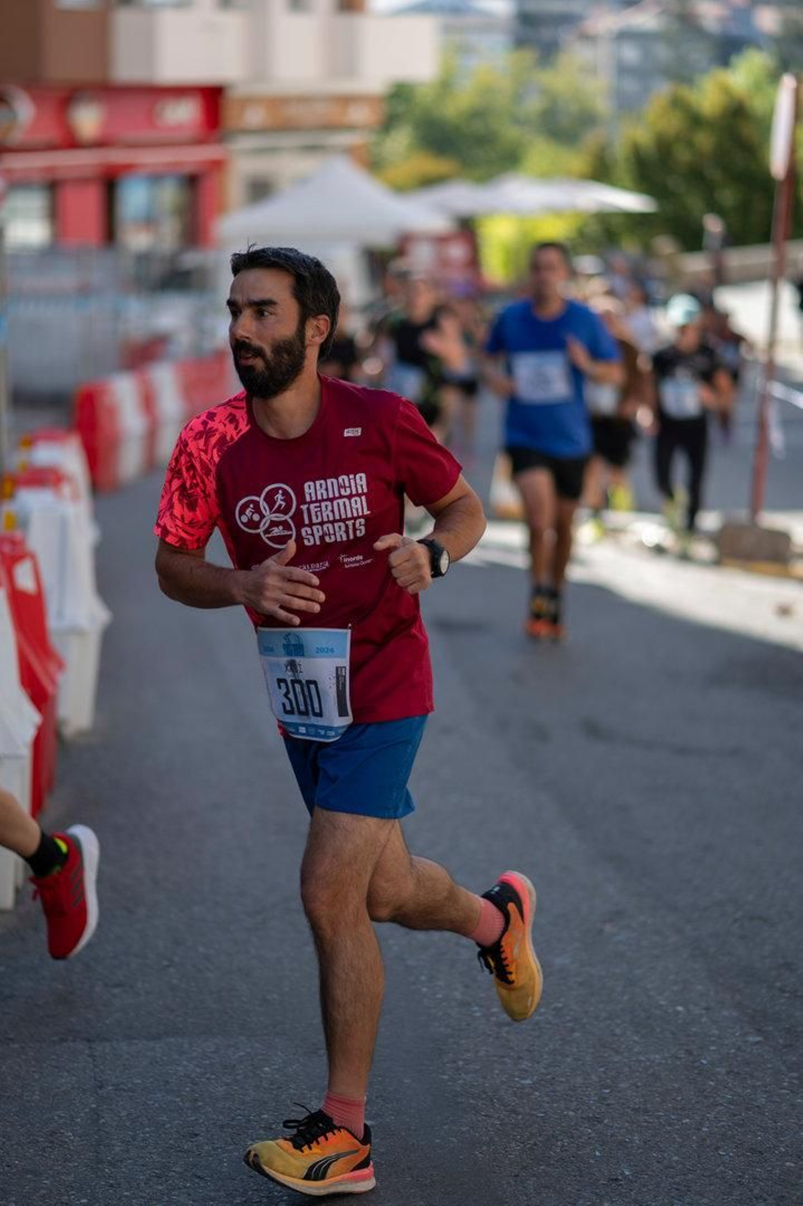 Con camisetas de todos los colores.
