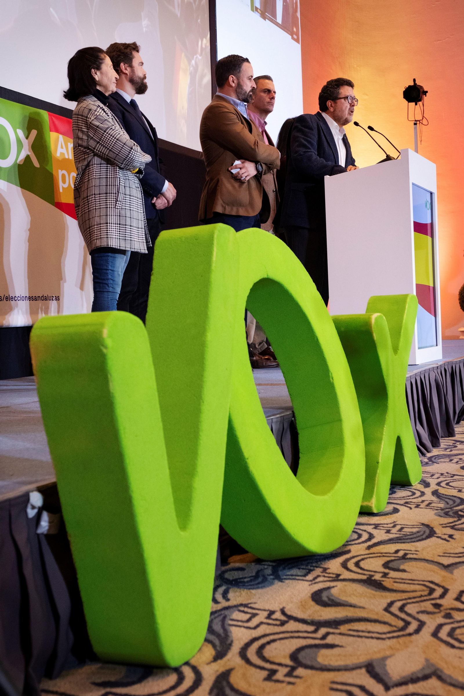 Los candidatos en Andalucía, con Abascal en la noche electoral.