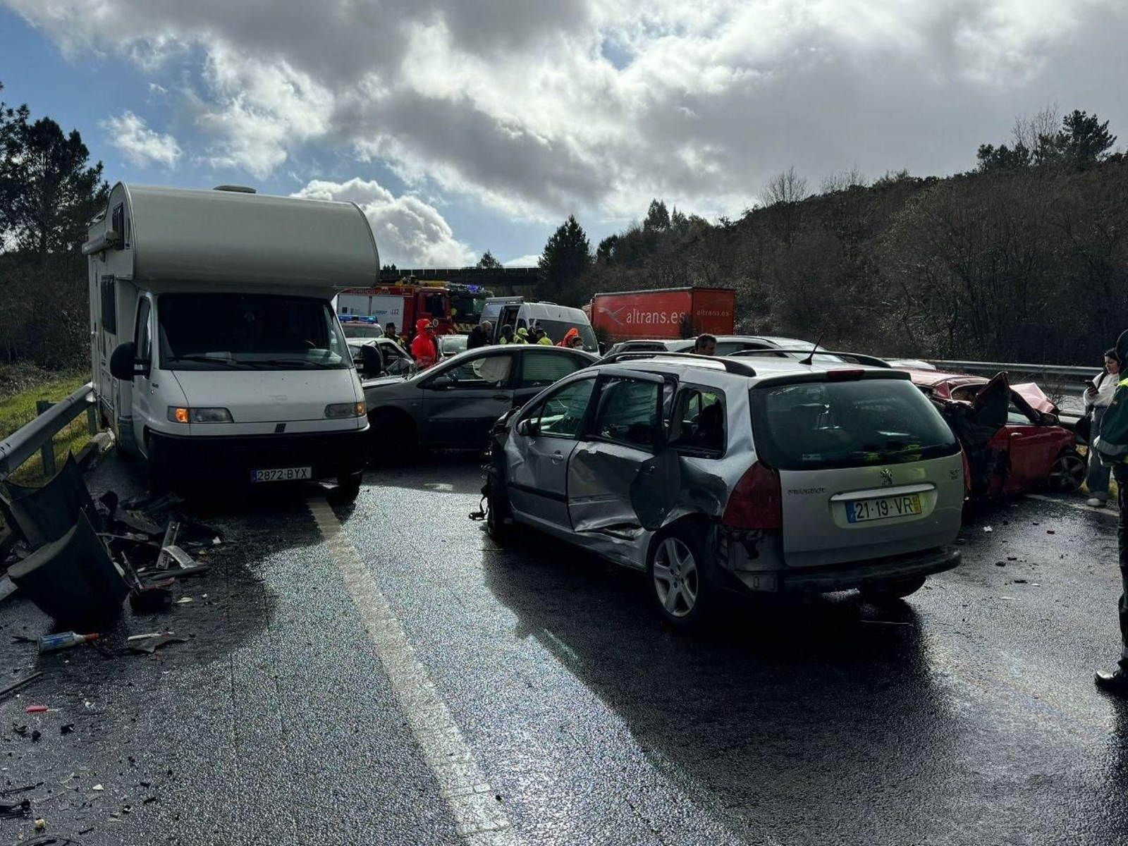 Vehículos implicados en el accidente múltiple en la A-52 en A Cañiza.