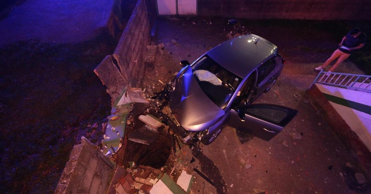 Un vehículo acaba en el patio de una vivienda en Cabral tras un accidente