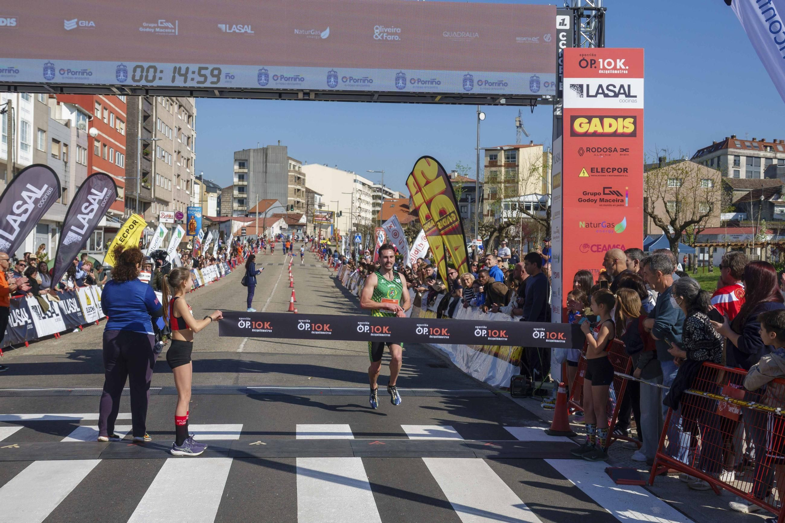 Galería | Pequeños y mayores se divierten en la 10K de Porriño