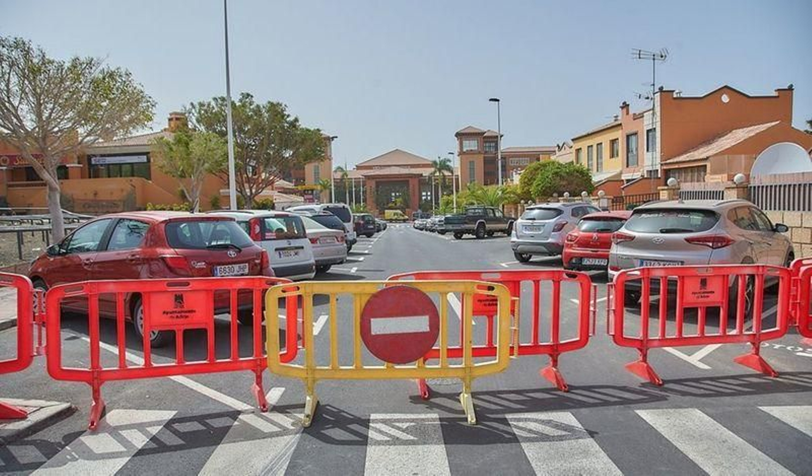 Instalaciones del hotel de Tenerife, donde se dieron dos casos, y que tiene retenidos a los huéspedes.