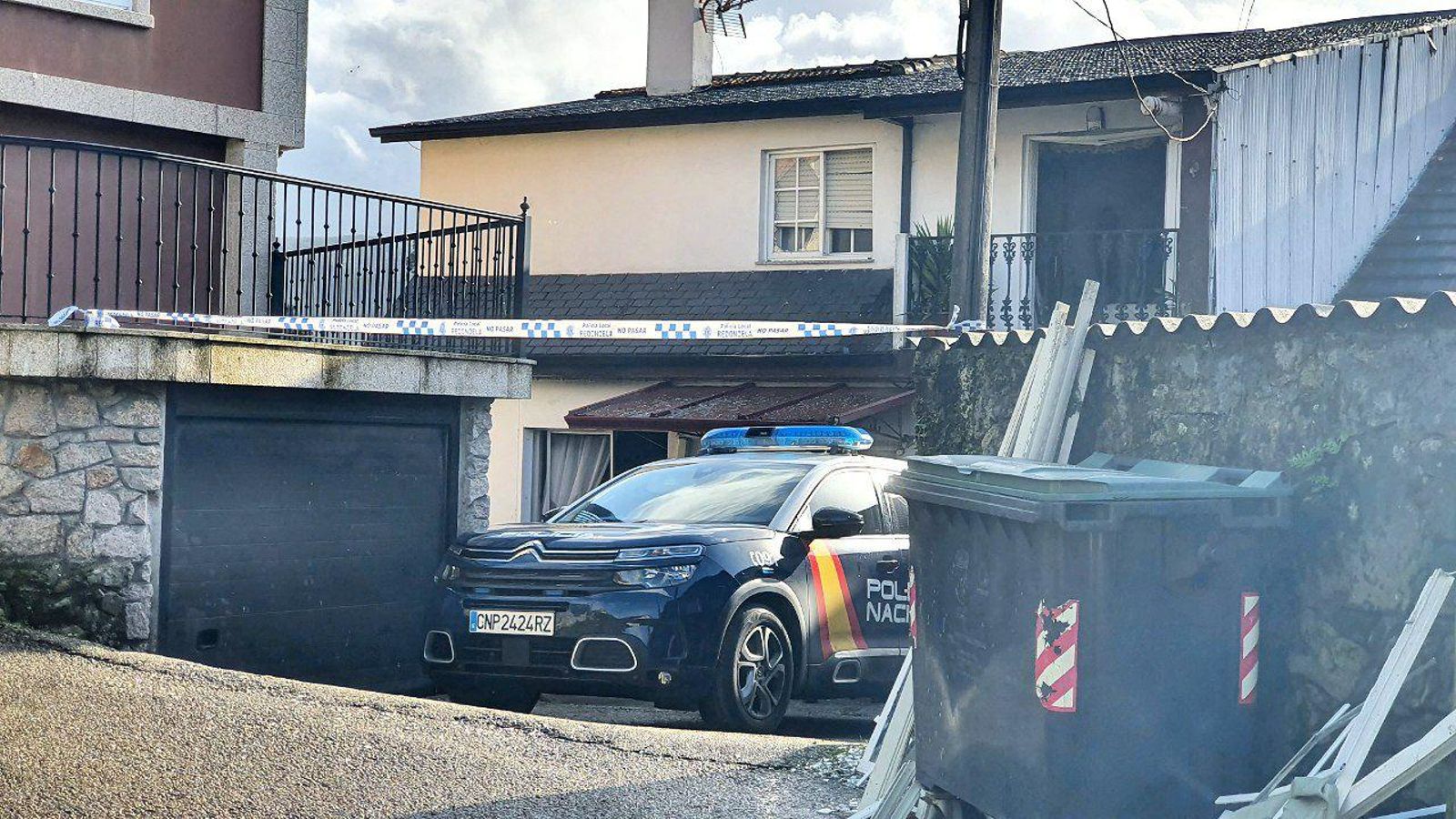 La Policía Nacional, a la entrada de la vivienda de Redondela donde se produjo la explosión. // J.V. Landín