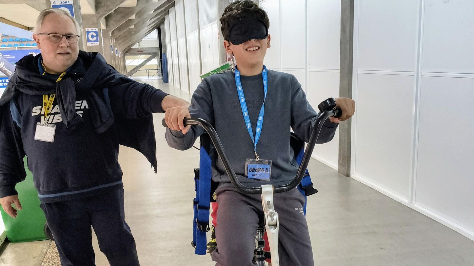 Un alumno del CEIP da Carrasqueira se suben a una bicicleta tándem sin visión.