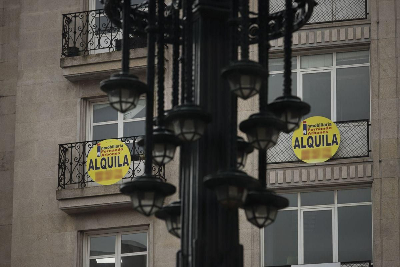 Viviendas con carteles de alquiler en Vigo.