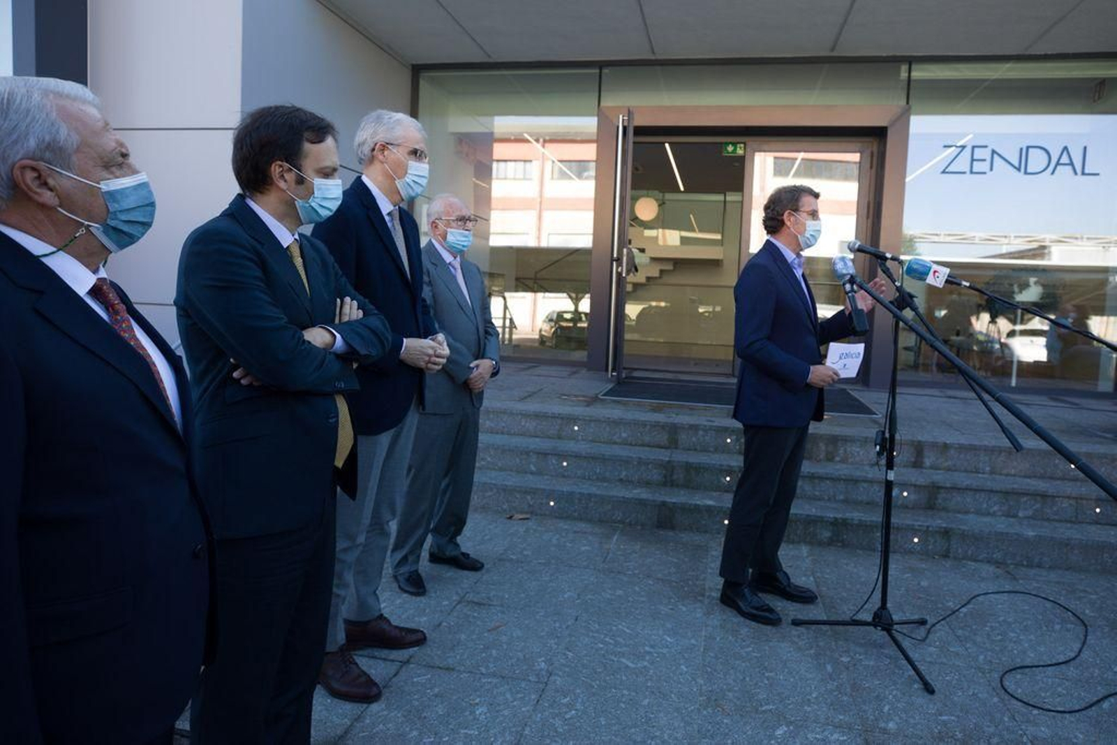 Feijóo y Conde, ayer en la sede del grupo con sus responsables.