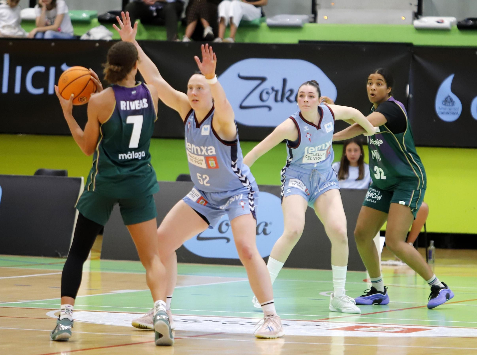 El Celta Femxa Zorka sufrió el potente juego interior del Unicaja ayer en el pabellón de Navia.