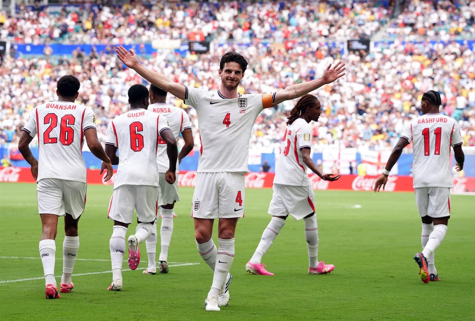 Declan Rice celebra uno de los goles de Inglaterra ante Francia en el Mundial