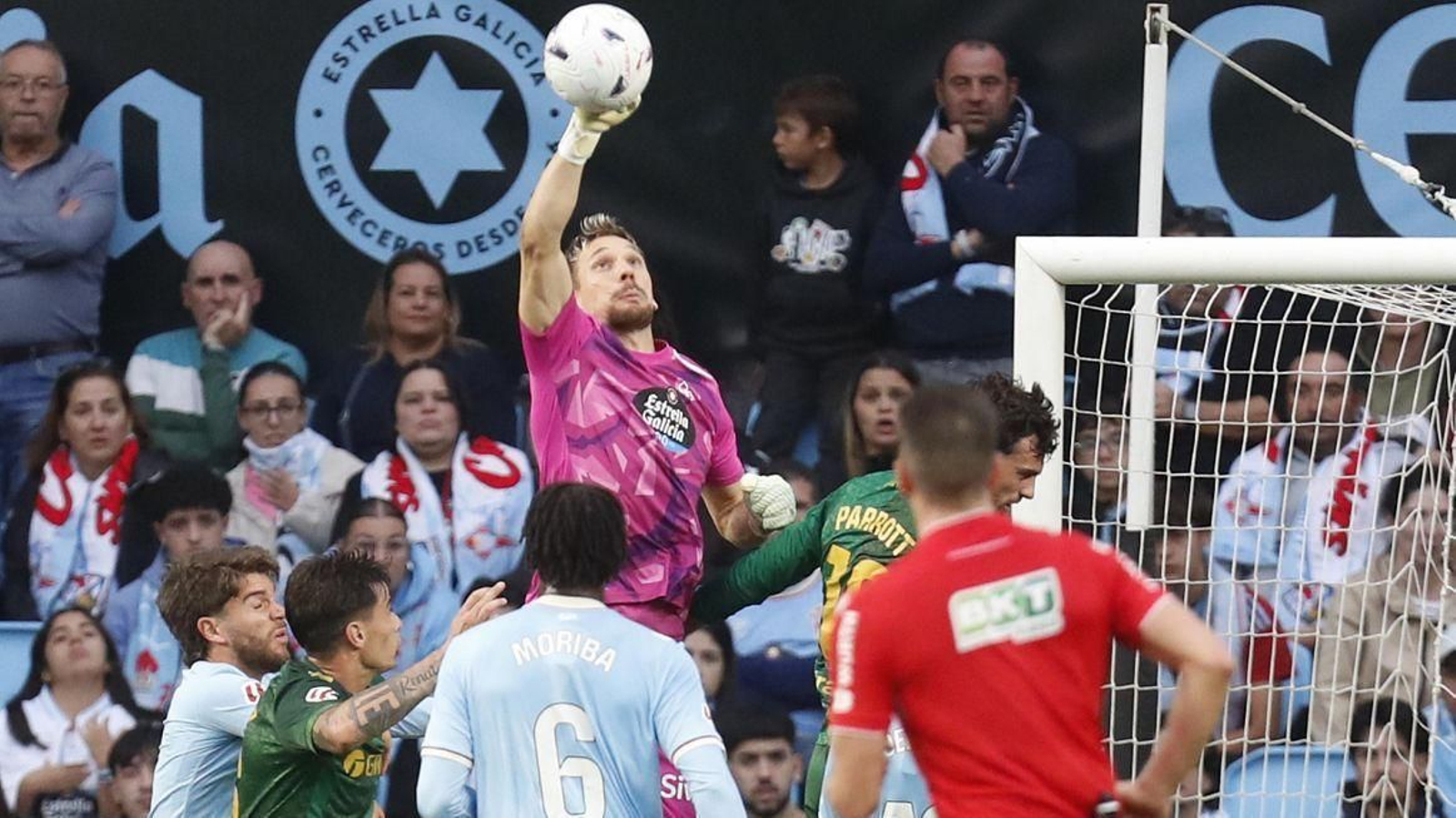 Ionut Radu despeja un balón aéreo durante el partido de ayer.