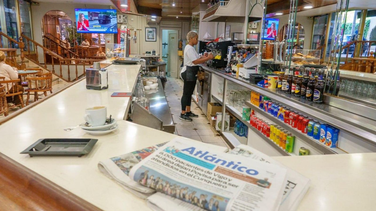 Imagen de la cafetería Iris, en el epicentro del ámbito sanitario.