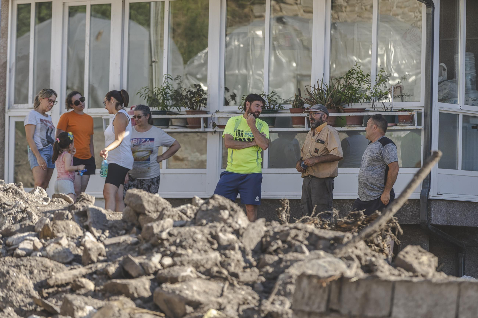 Galería | La huella del desastre dejado por la riada en A Bouza y acentuado por la parálisis, en fotos