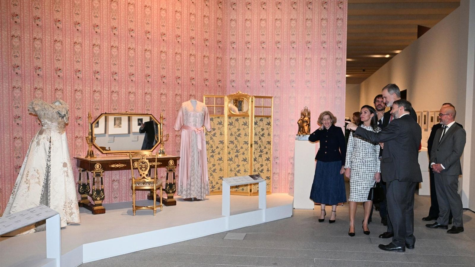 La reina Victoria Eugenia fue reina cosorte del rey Alfonso XIII hasta 1931, cuando la familia real se exilio debido a la victoria republicana. Su regreso a España para ser madrina del bautizo de Fernando VI fue su único vuelta al país en más de 30 años de exilio.