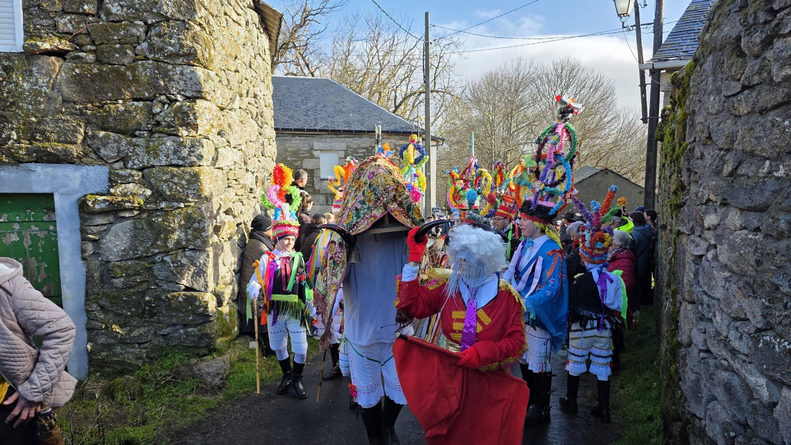 Galería | Los Palleirós llegan a Manzaneda con el inicio del Entroido