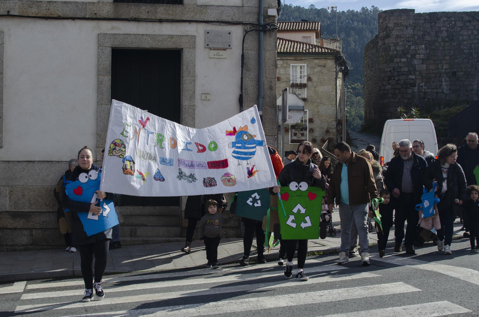 Los niños animan las calles de Ribadavia con el desfile escolar de Entroido