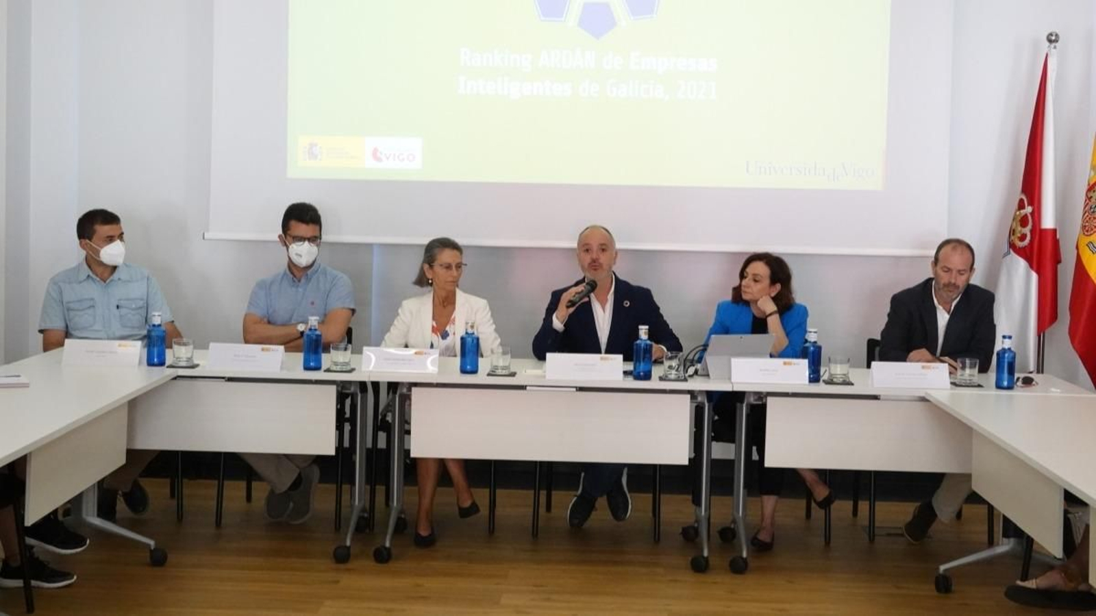 El delegado de Zona Franca en la presentación del estudio con miembros de Ardán, la Uvigo y las empresas.
