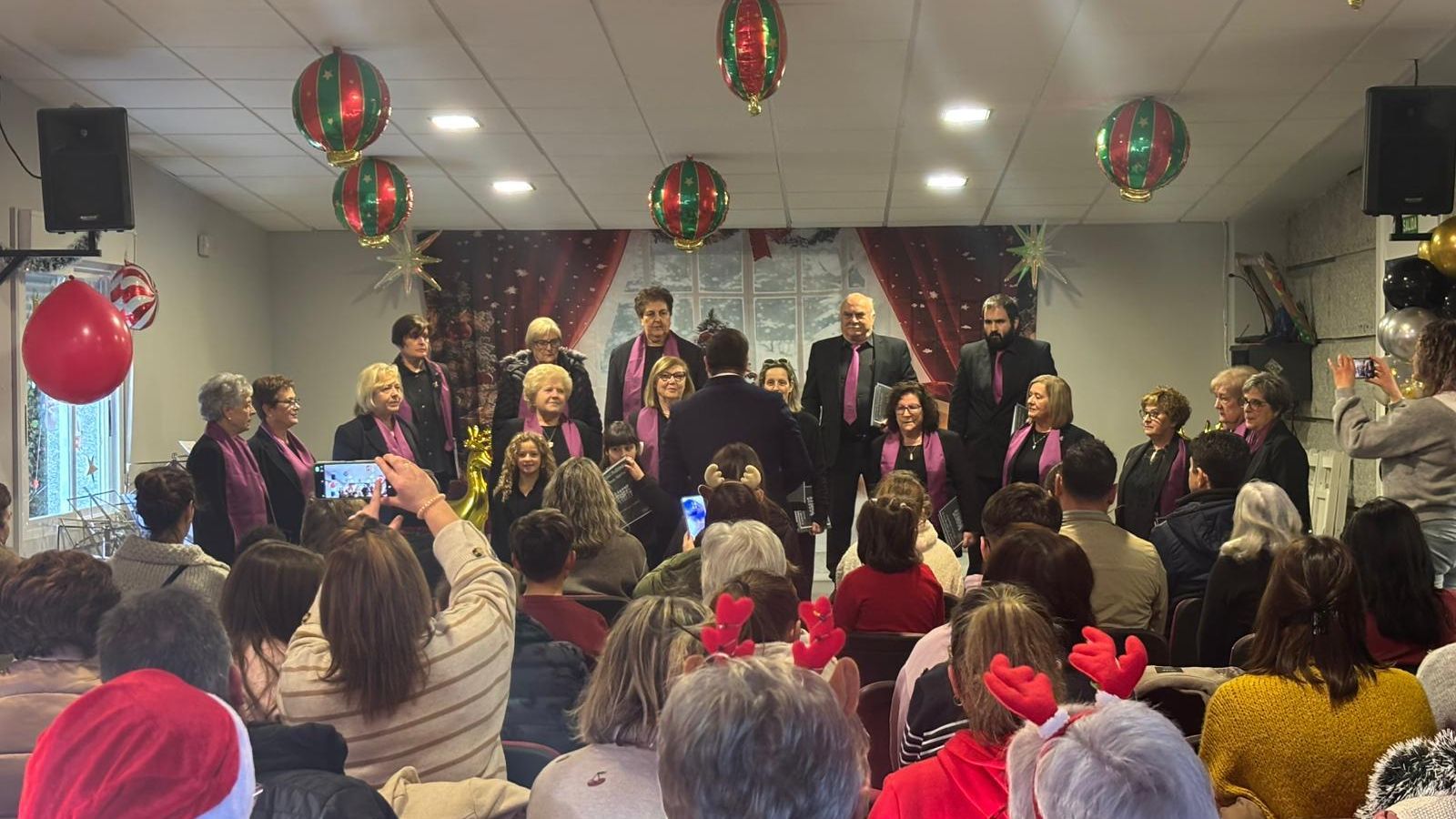 La Coral Santa Mariña abrió las actuaciones.