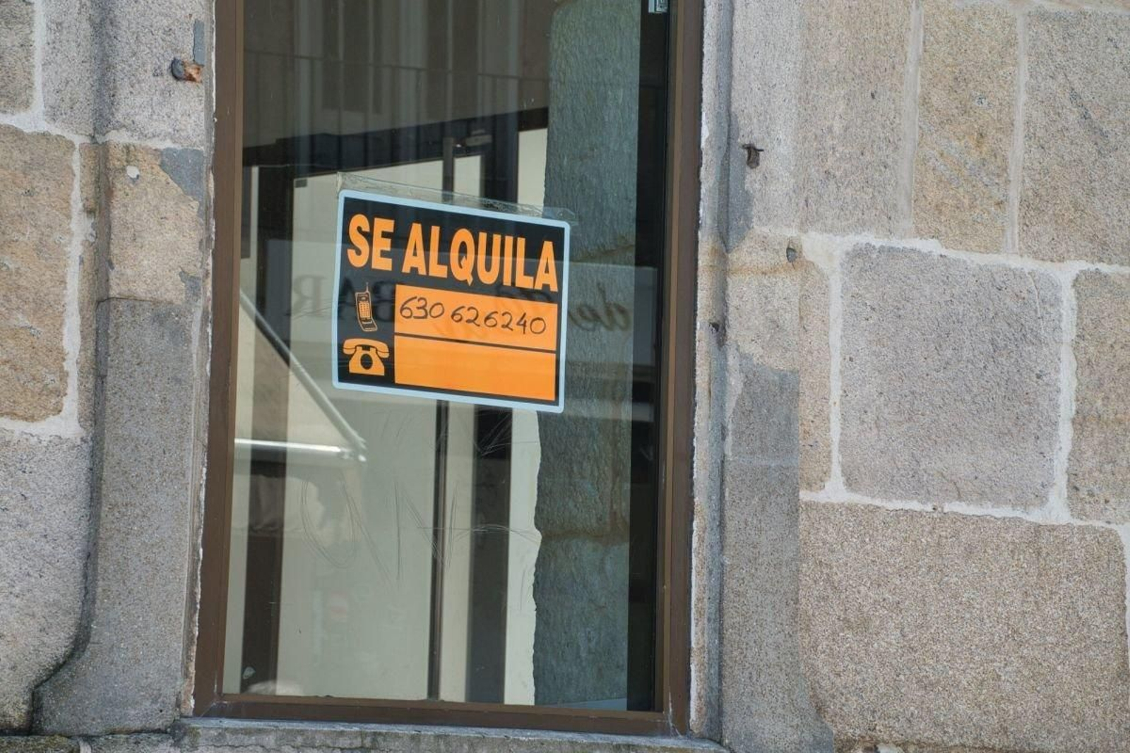 Cartel de se alquila en una vivienda de Vigo.
