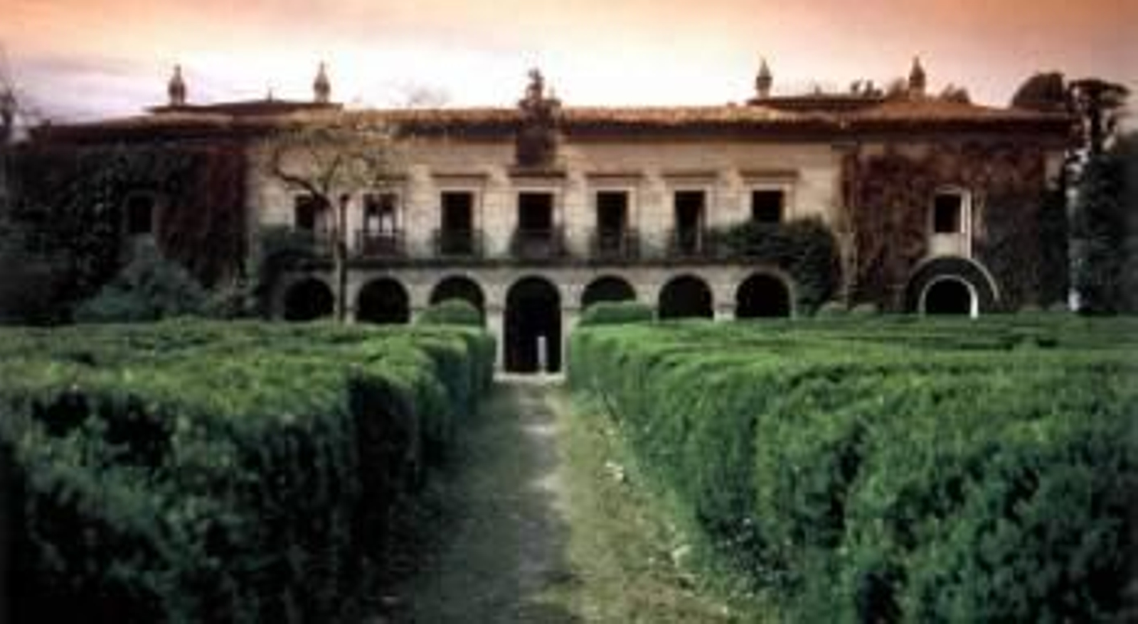 La Pastora protege sus secretos tras unos altos muros y una localización compleja, cerca del centro comercial Finca do Conde. Es de propiedad privada y destacan sus jardines y otros elementos como su fachada, que inspiró a Castrelos.