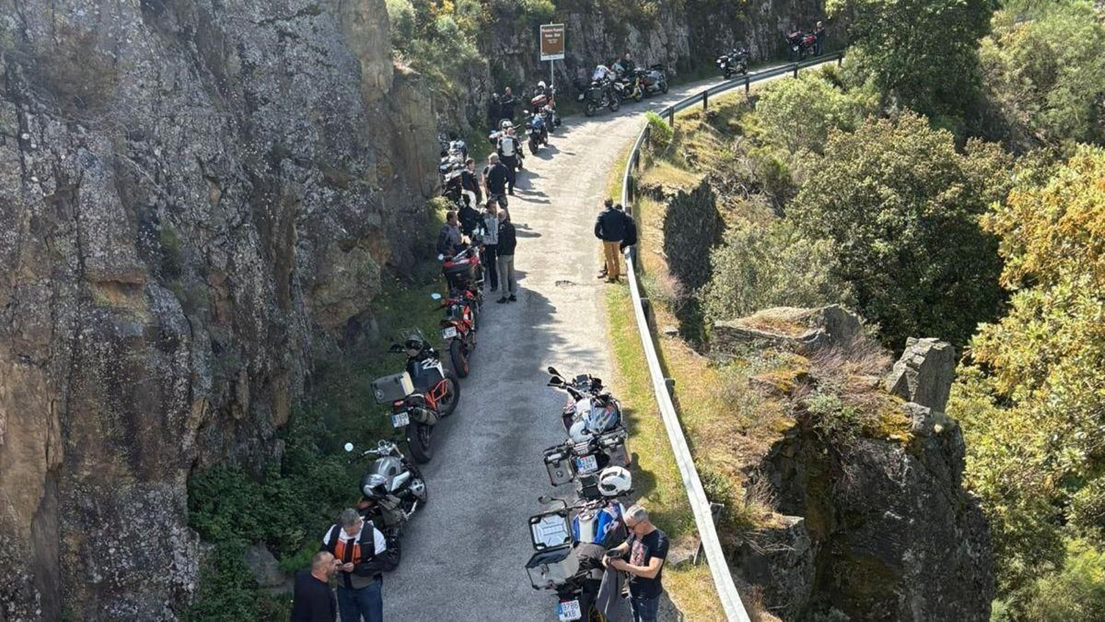 Miembros del club verinense, en una ruta reciente por Chandrexa de Queixa.