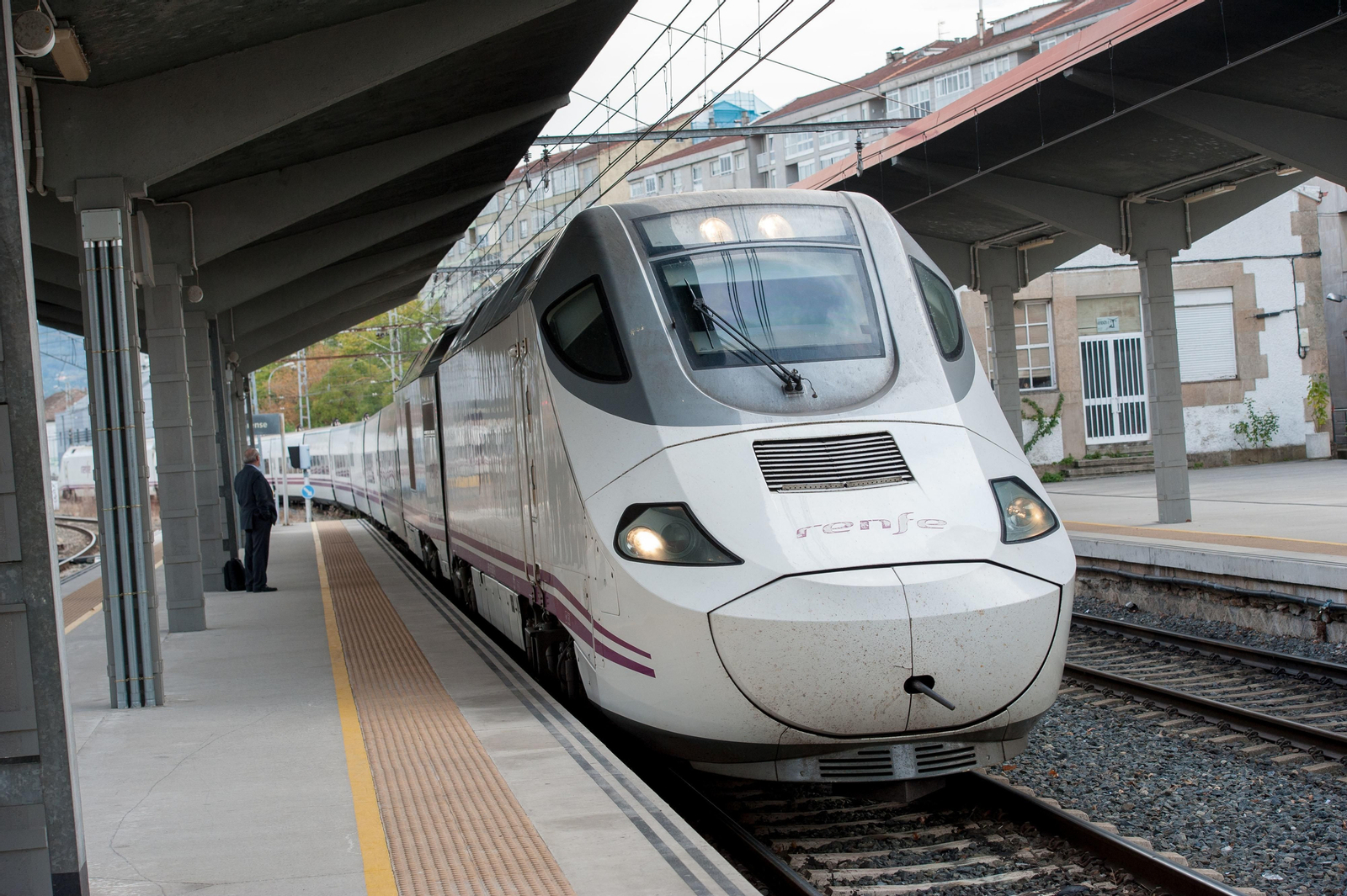 Un tren Alvia, en el andén de la Estación Empalme.
