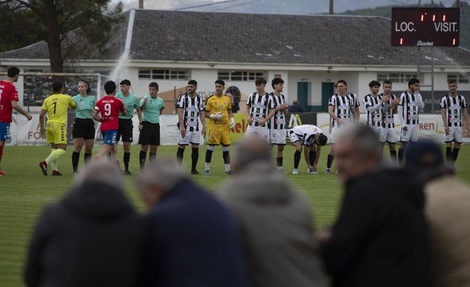 Los jugadores del Antela, antes del partido contra el Umia en el estadio de A Moreira.