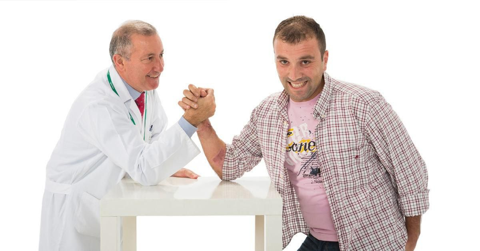 El joven Óscar González se sometió a un reimplante de brazo en Povisa que le permitió recuperar la movilidad.