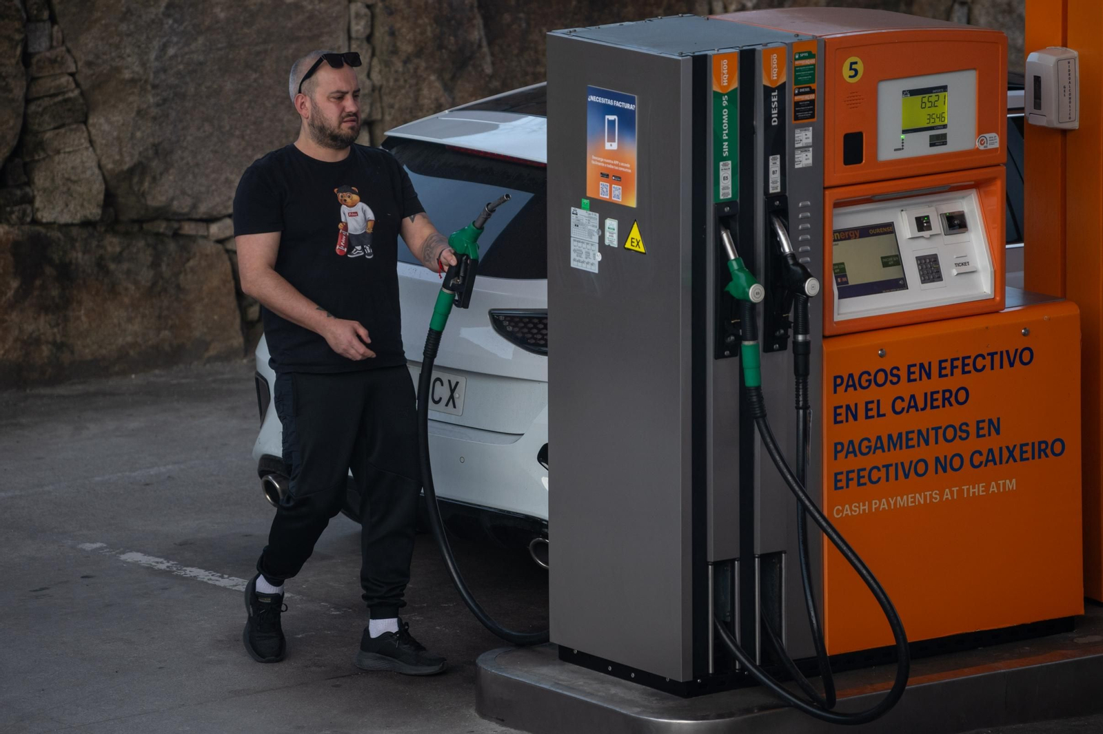 Una persona reposta en una estación de servicio de Ourense.