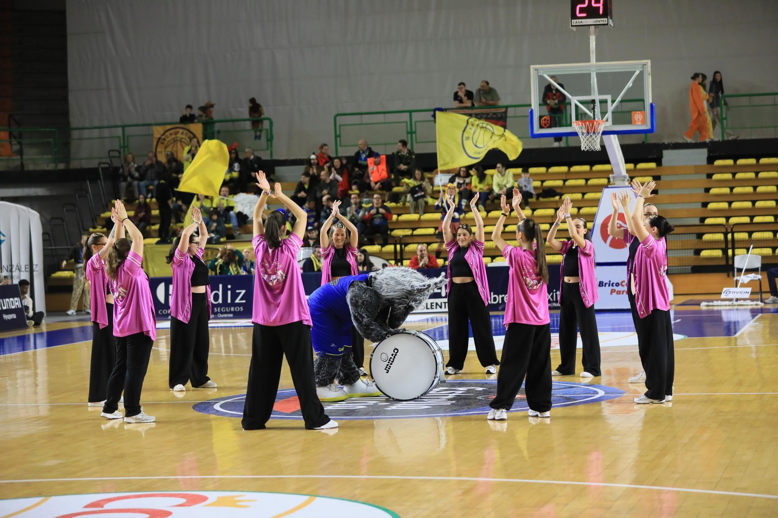 Galería | El Pazo disfruta de un sábado de baloncesto y Entroido