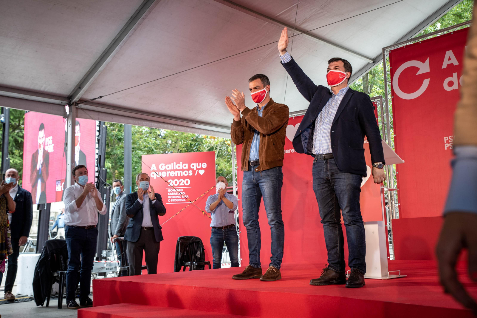 OURENSE (XARDÍNS DO POSÍO). 27/06/2020. OURENSE. El presidente del gobierno, Pedro Sánchez, acompaña al candidato a la Xunta de Galicia, Gonzalo Caballero y a Marina Ortega en un mitin del PSdeG-PSOE. FOTO: ÓSCAR PINAL