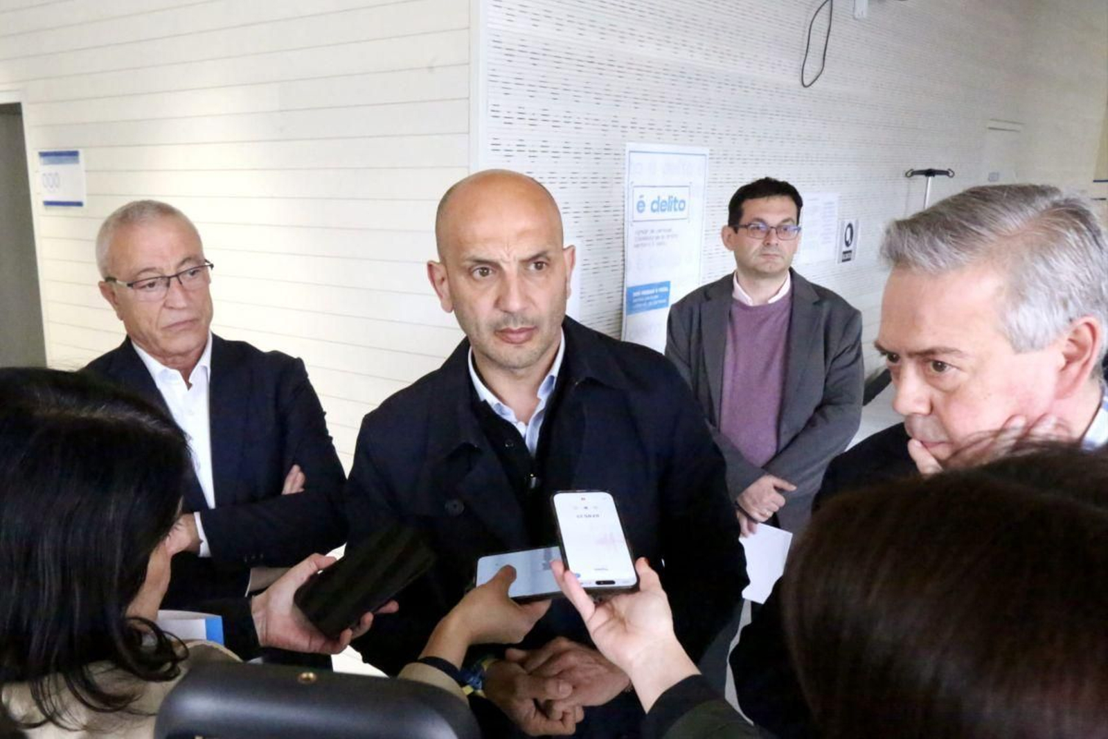 Javier Puente, Alejandro Lorenzo y Antonio Gómez Caamaño, con los medios, en el Centro de Saúde do Porriño.