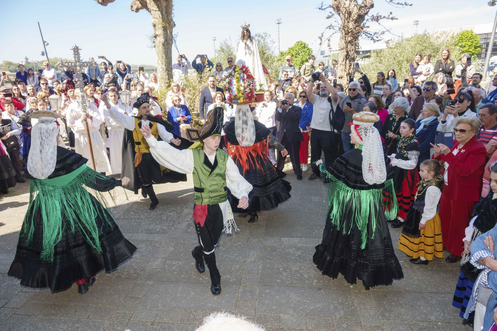 Galería | La Procesión del Encuentro de Bouzas despide la Semana Santa