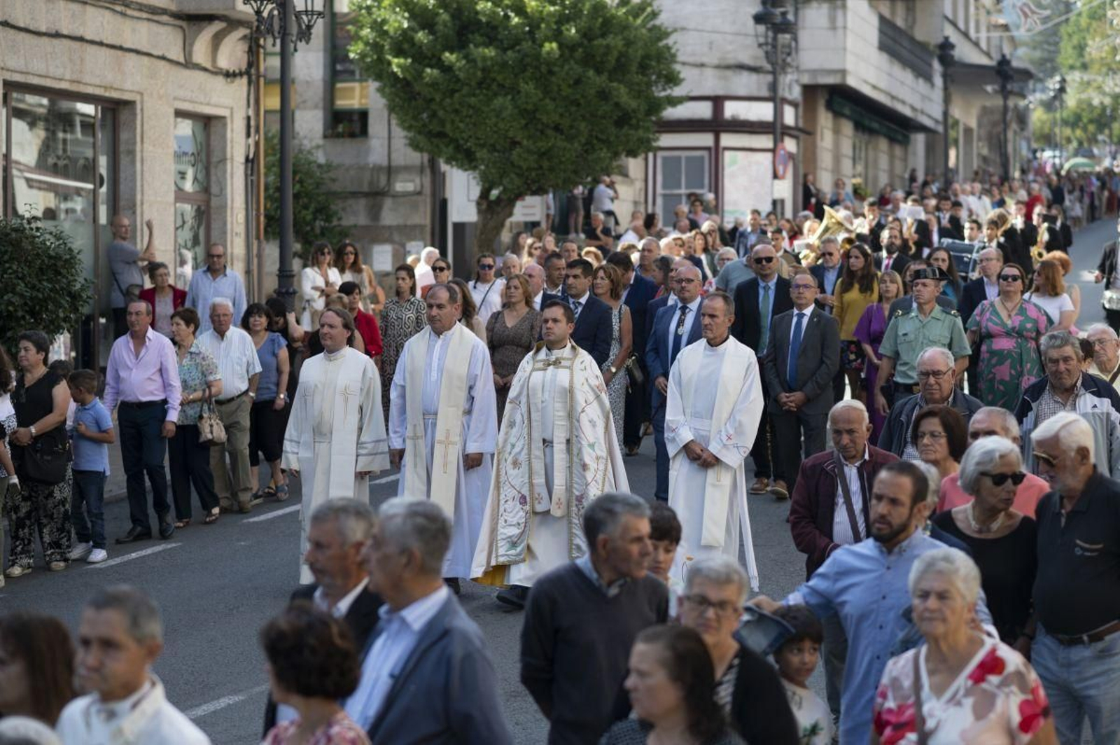 Procesión en honor de la Virxe do Portal, por el centro de la villa.