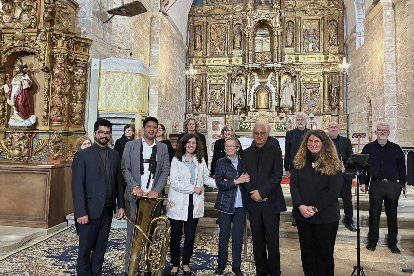 La alcaldesa de Oia, Cristina Correa, con familiares de Ángel Barja y el coro Ensemble.