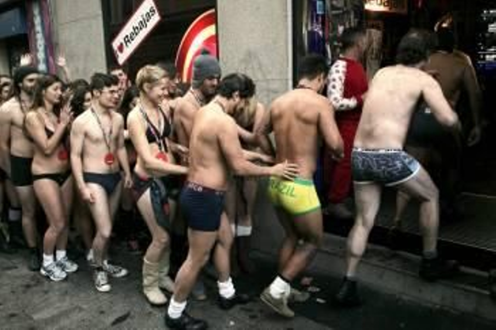 Una marca de ropa vestía ayer gratis en Madrid a los que accedieran a la tienda en ropa interior. (Foto: PACO CAMPOS)