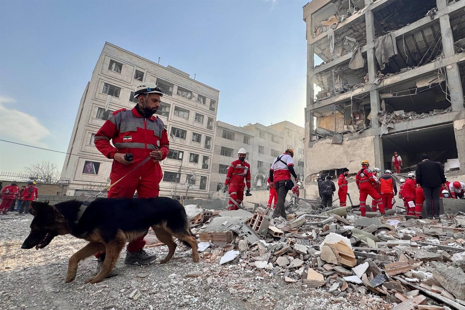 Equipos de rescate en un edificio bombardeado en Teherán