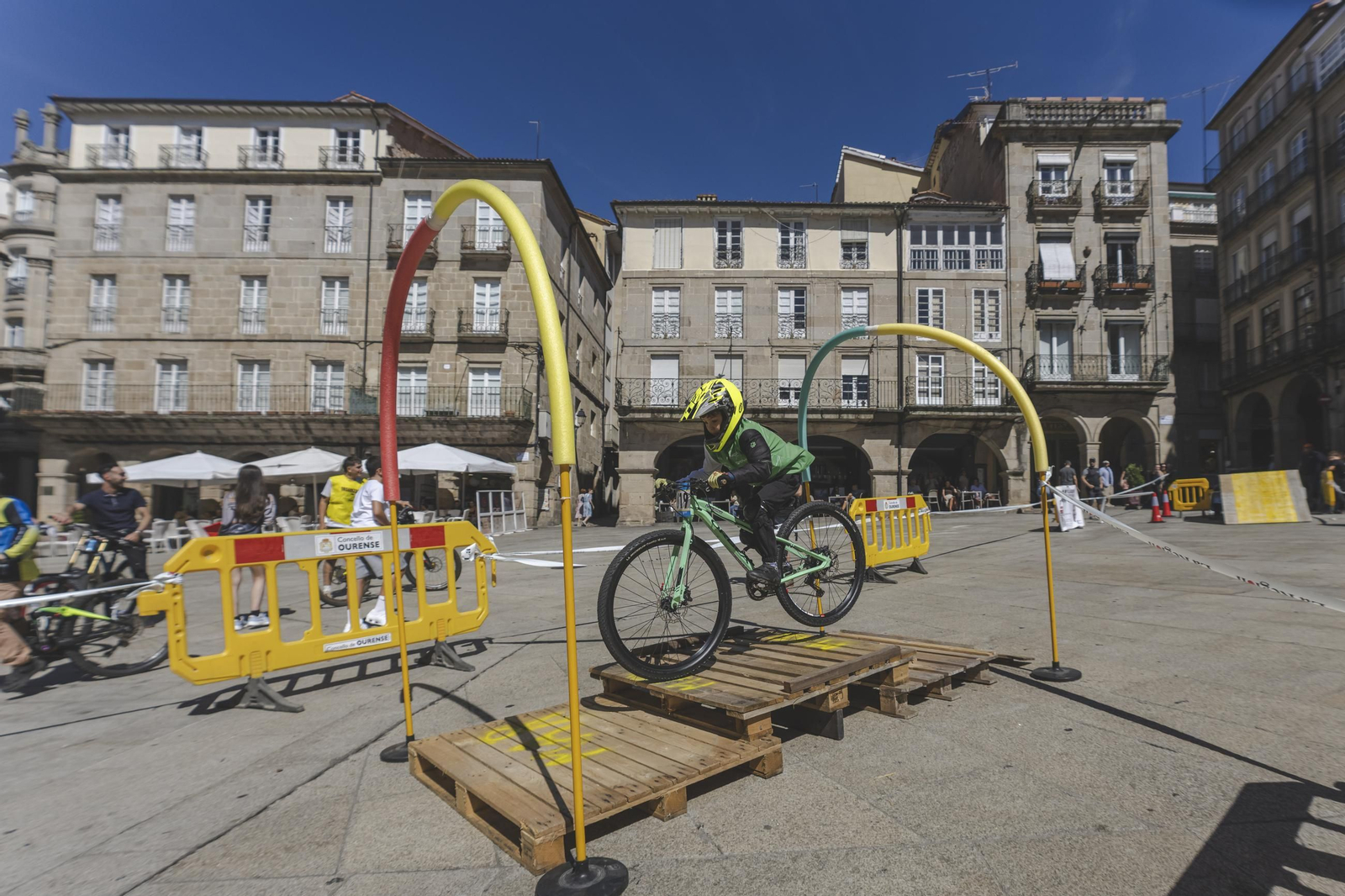 Los bikers, cuesta abajo, pero con frenos por el Casco Vello de Ourense