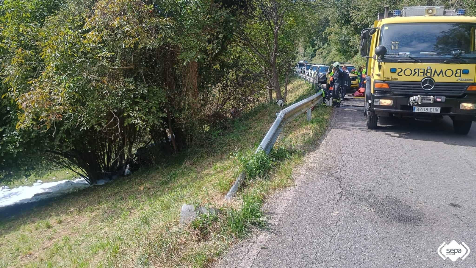 Los servicios de emergencia en la zona tras el accidente registrado en el Rally de Llanes.