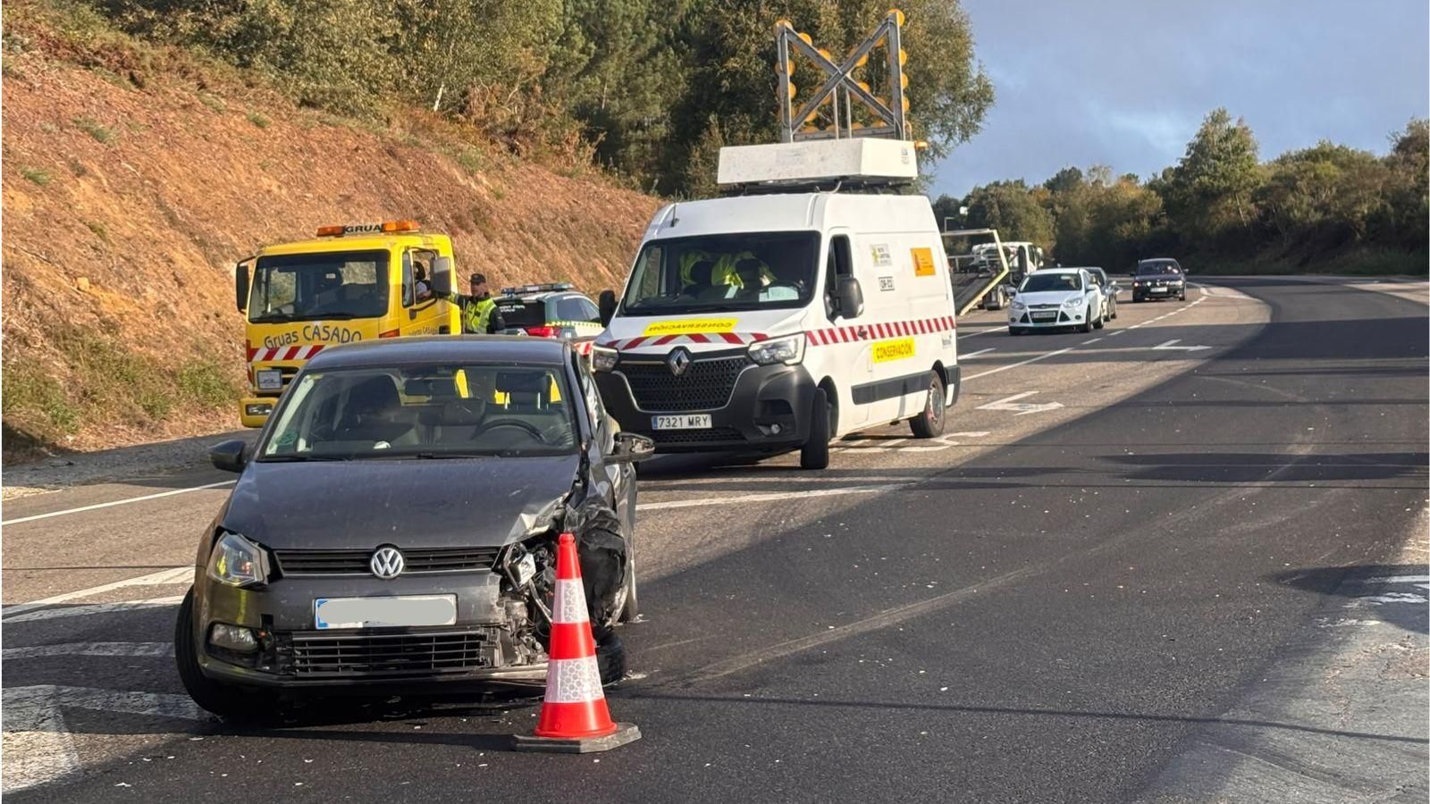 El segundo turismo sufrió daños tras el impacto registrado en la N-525, en Sandiás.