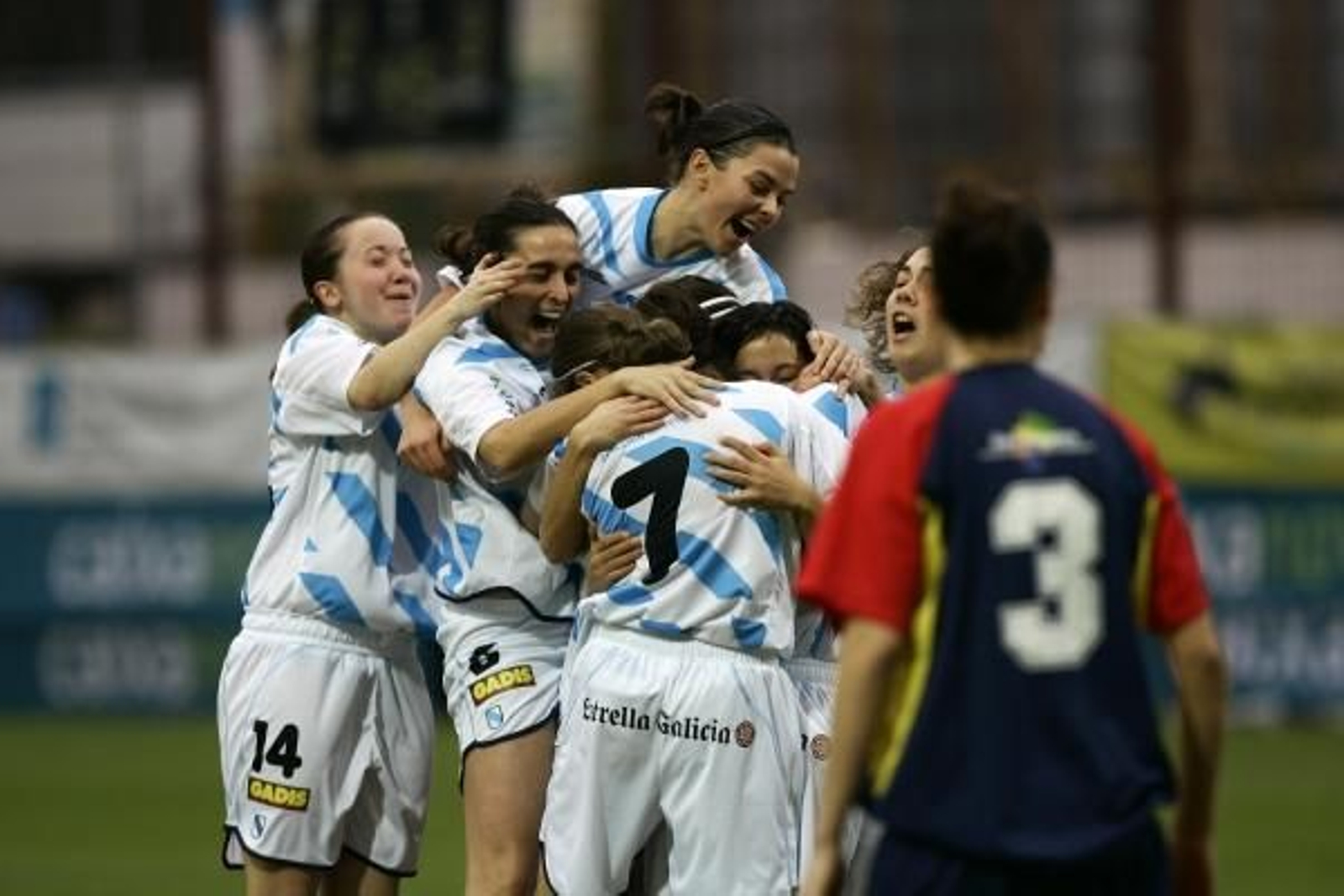 Las jugadoras gallegas celebran uno de los siete goles marcados. Foto: diario de pontevedra