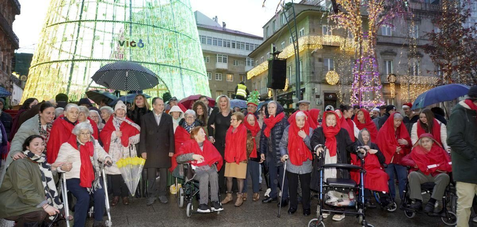 Taxistas llevan a unos 200 mayores a conocer las luces de la Navidad de Vigo
