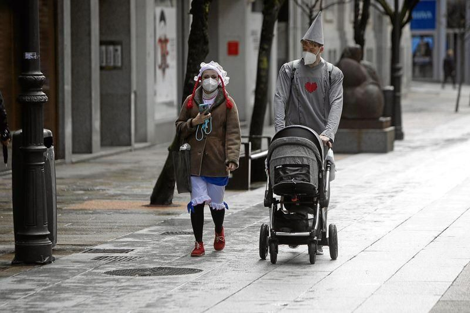 Dorothy y el hombre de hojalata, de paseo mañanero por el centro urbano.