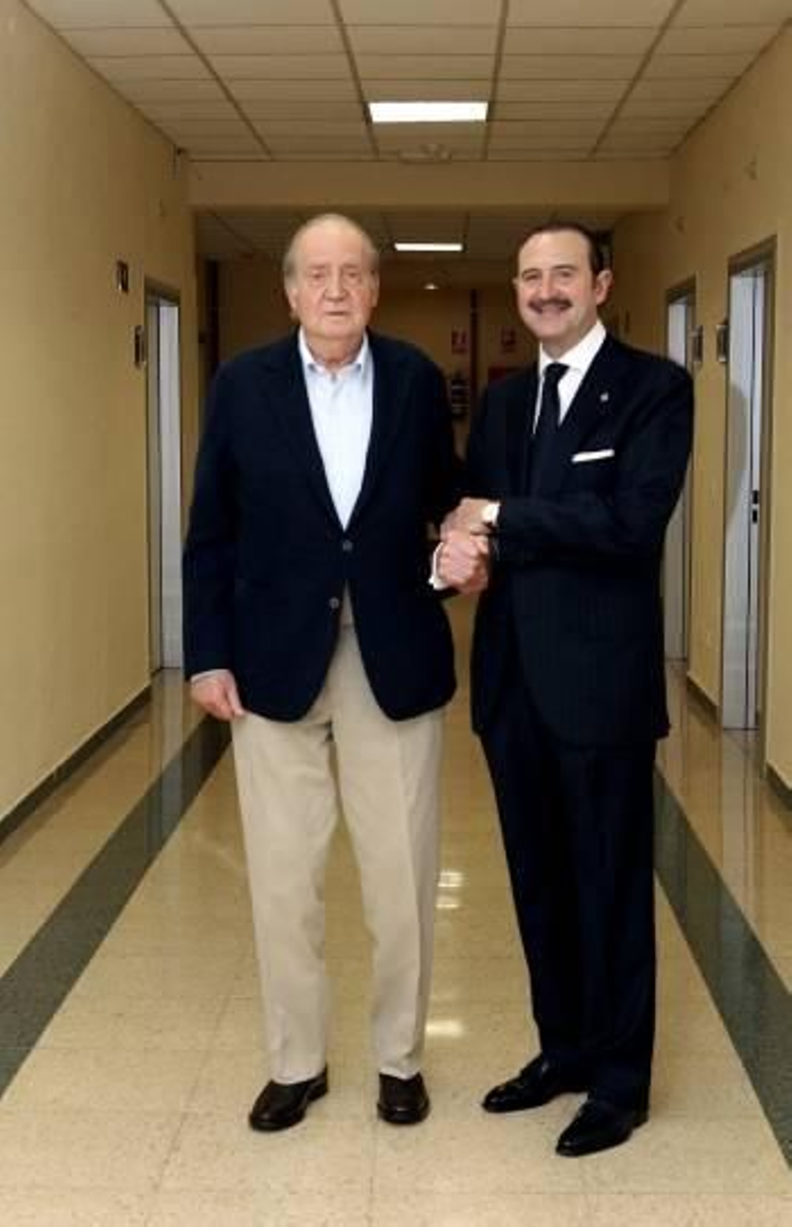 El rey con Manuel de la Torre, el neurocirujano que lo operó. (Foto: BORJA FOTÓGRAFOS)
