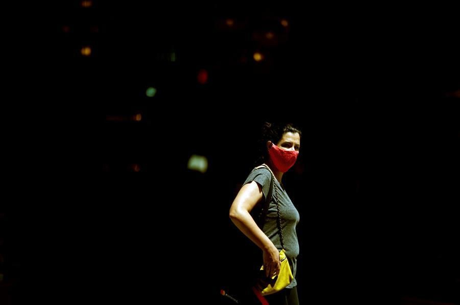 Una mujer, con su mascarilla en Barcelona (EFE).