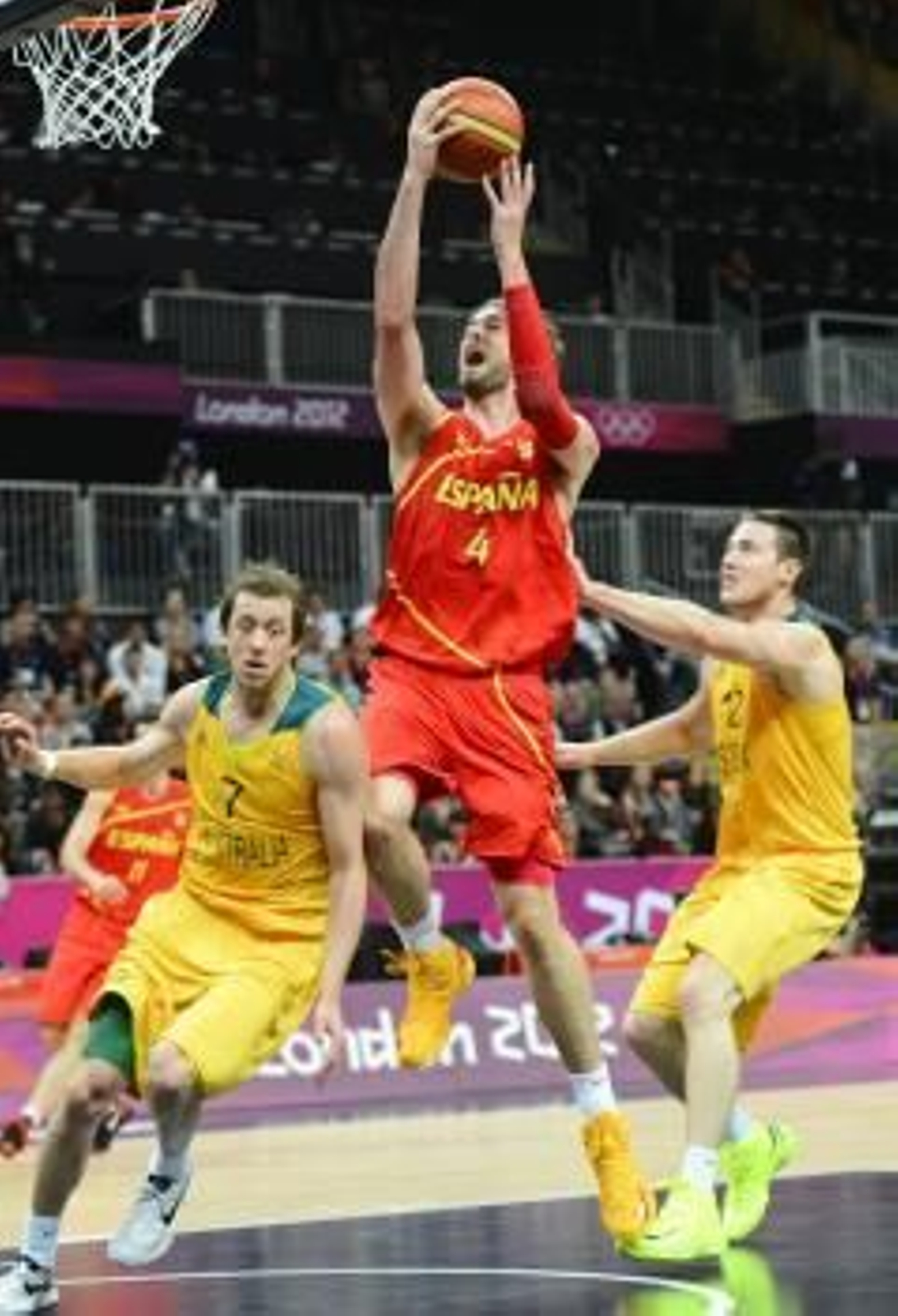 El jugador español Pau Gasol (c) entra a canasta